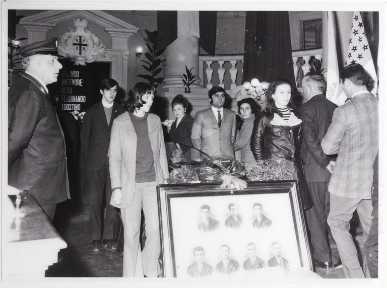 Gattatico-Reggio Emilia, 27-30 marzo 1970, Funerali di Alcide Cervi, camera ardente di Alcide nella Sala del Tricolore di Reggio Emilia, picchetto d'onore